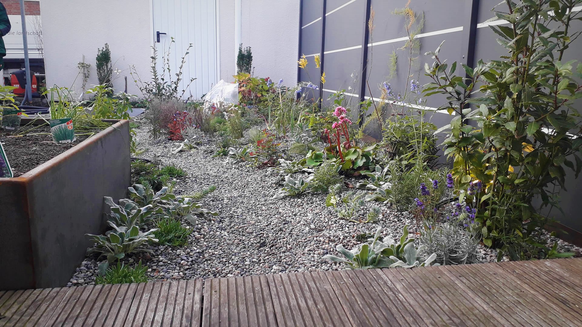 08-beet-mit-kies-laufweg